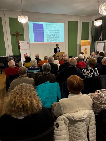 Dr. Christoph v. Marschall  während seines Vortrags